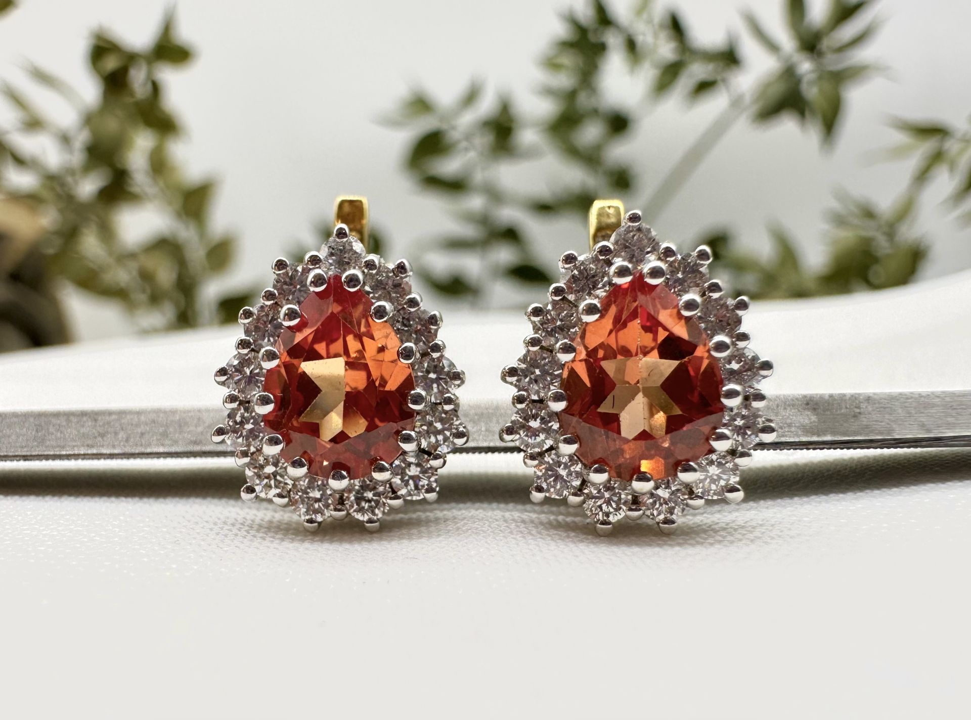 Kalanchoe Pırlantalı Topaz Küpe