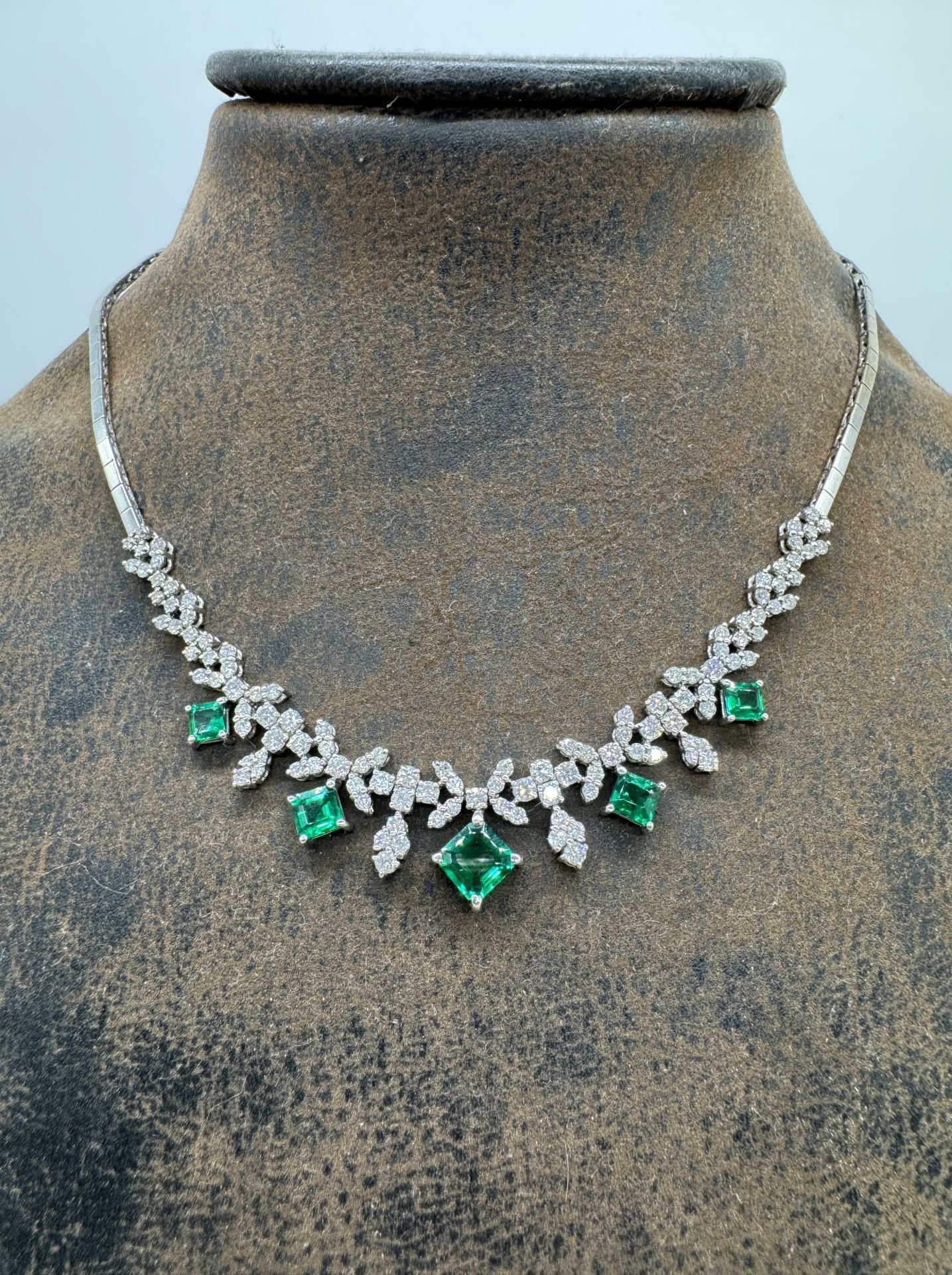 Evelia Pırlantalı Zümrüt Gerdanlık