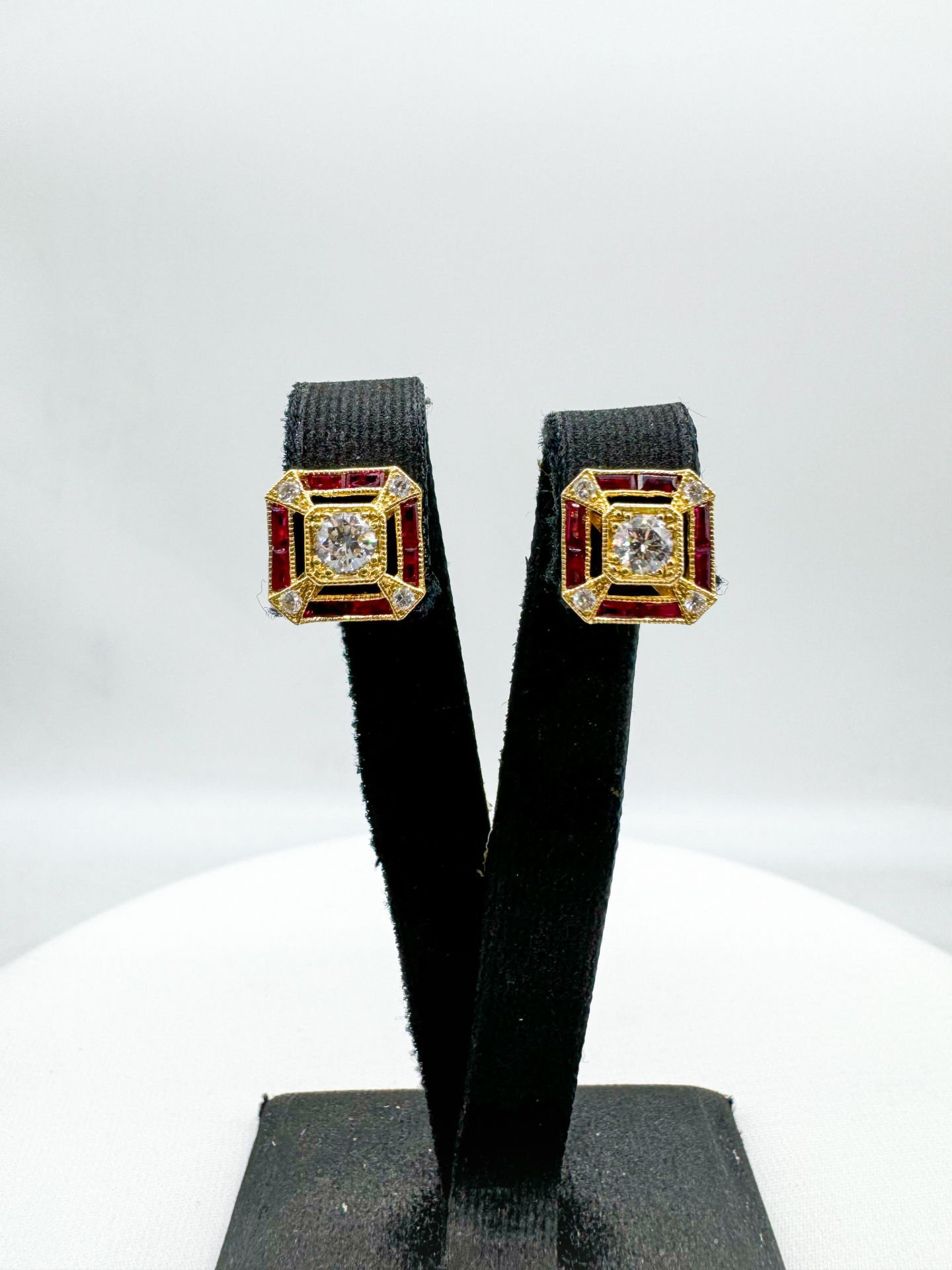 Benoit Pırlantalı Yakut Küpe