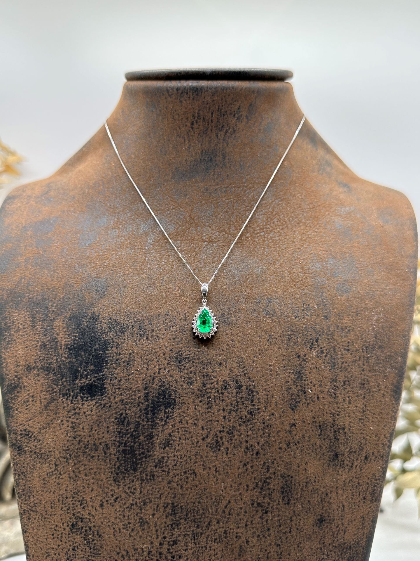 Pırlantalı Zümrüt Kolye