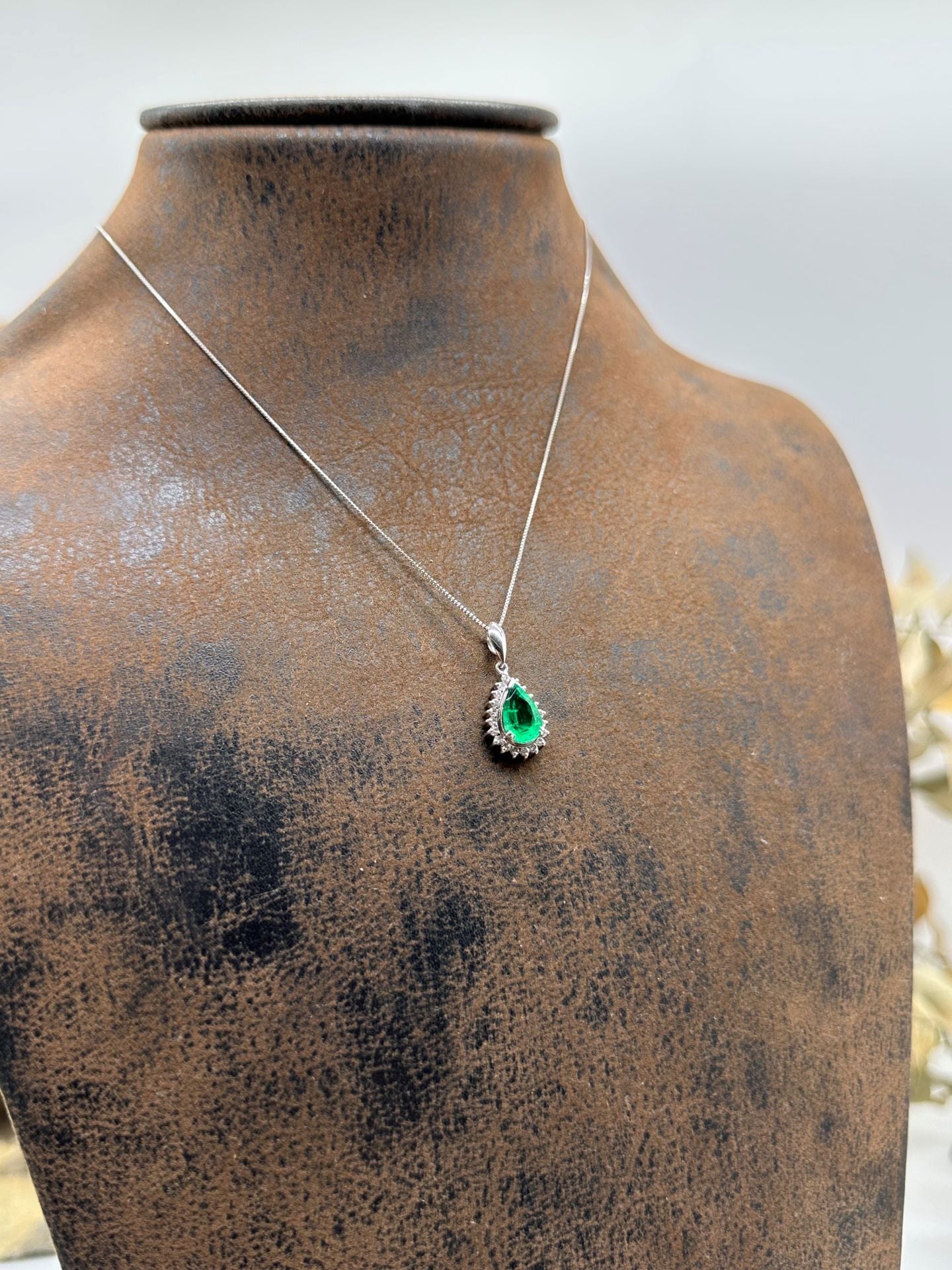 Pırlantalı Zümrüt Kolye