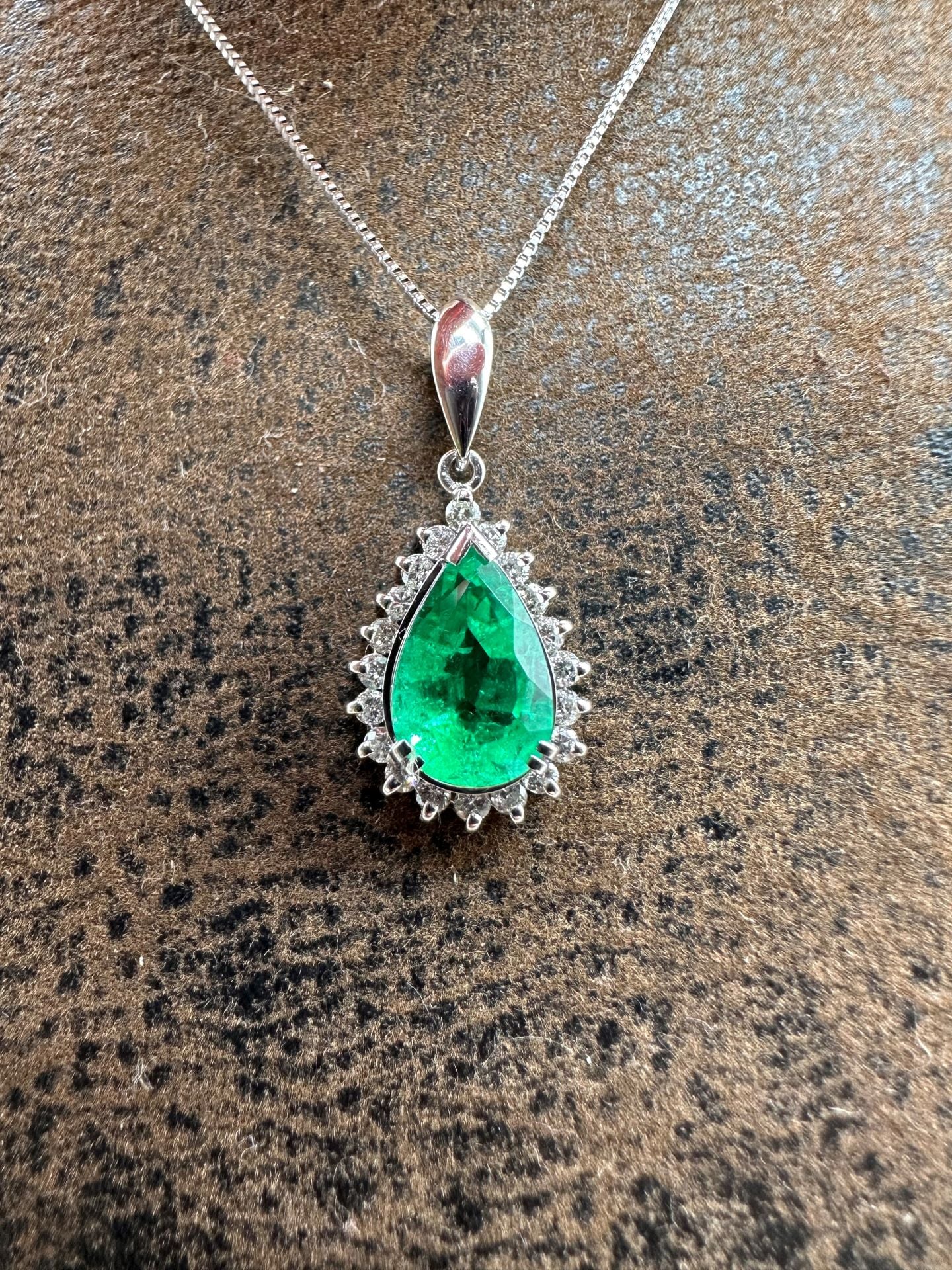 Pırlantalı Zümrüt Kolye