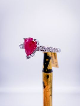 Pırlantalı Damla Yakut Yüzük