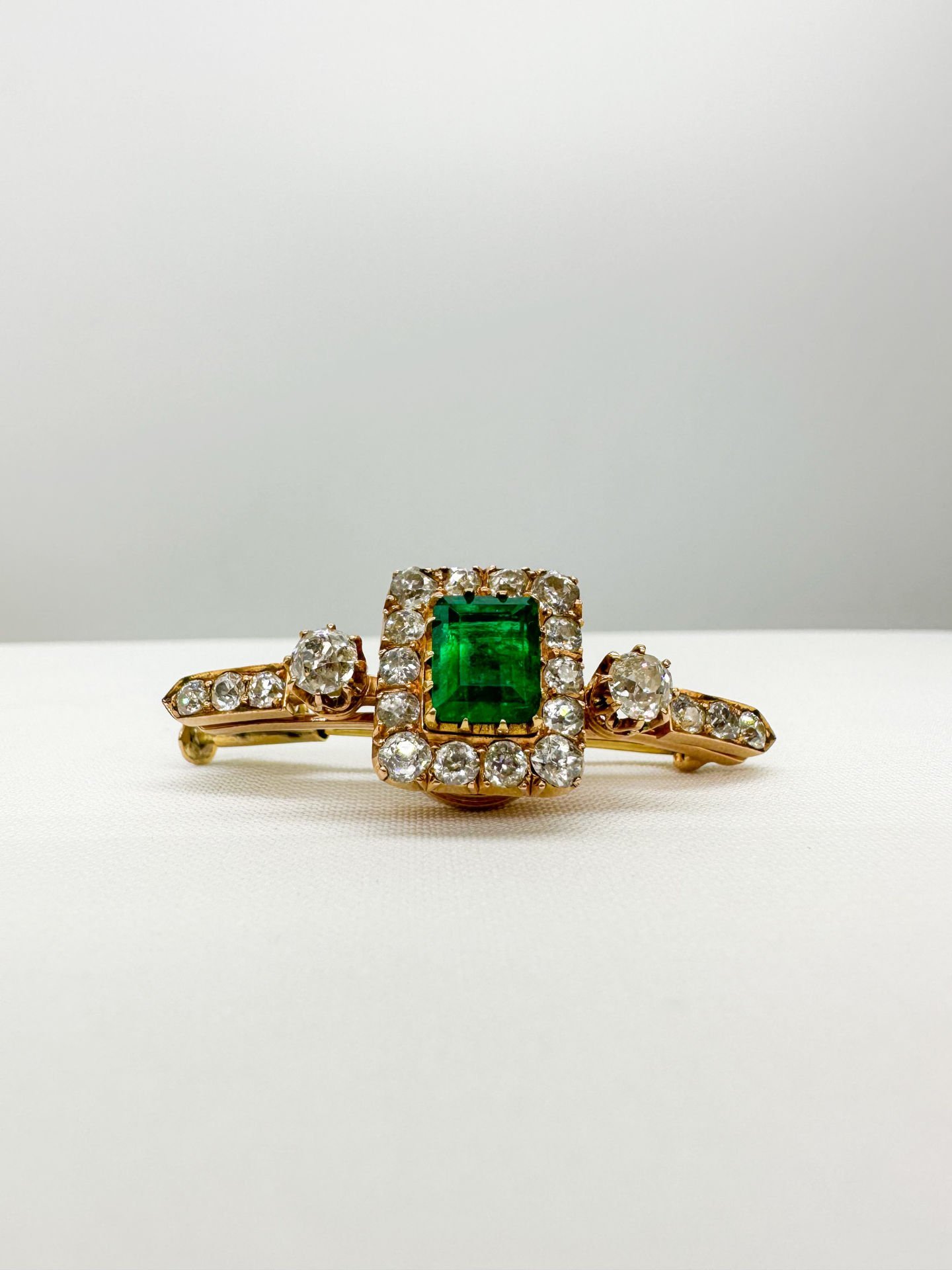 Zümrüt ve Pırlantalı Broş